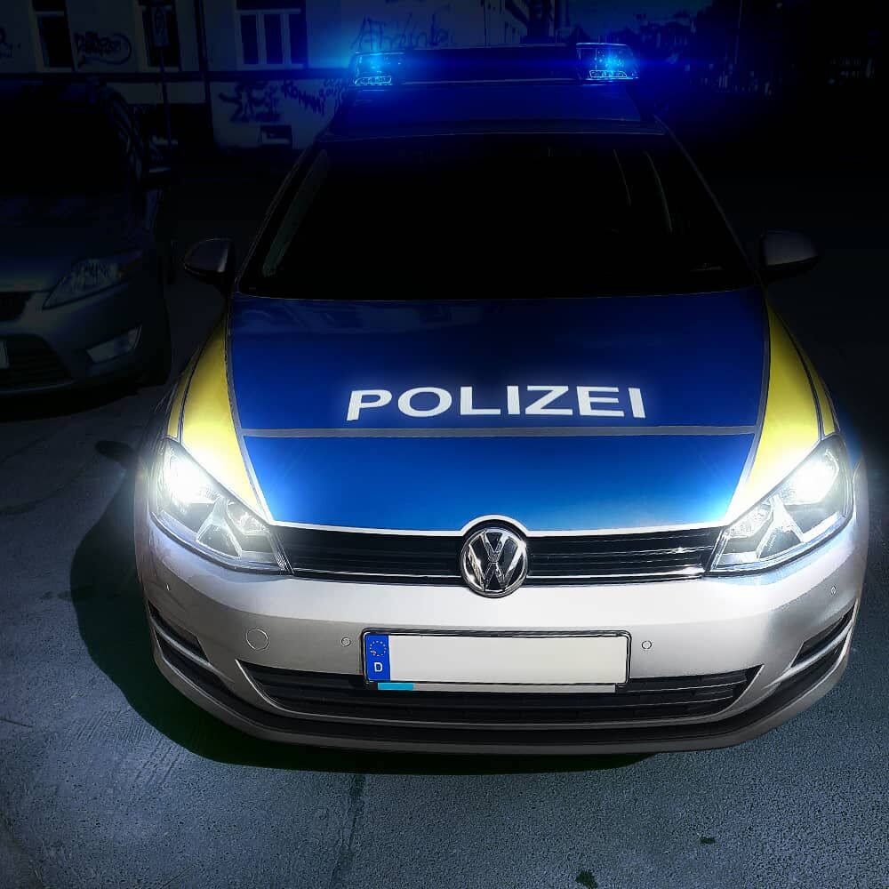 Nachtaufnahme: Front eines Streifenwagens, leuchtender POLIZEI-Schriftzug Orafol ORALITE