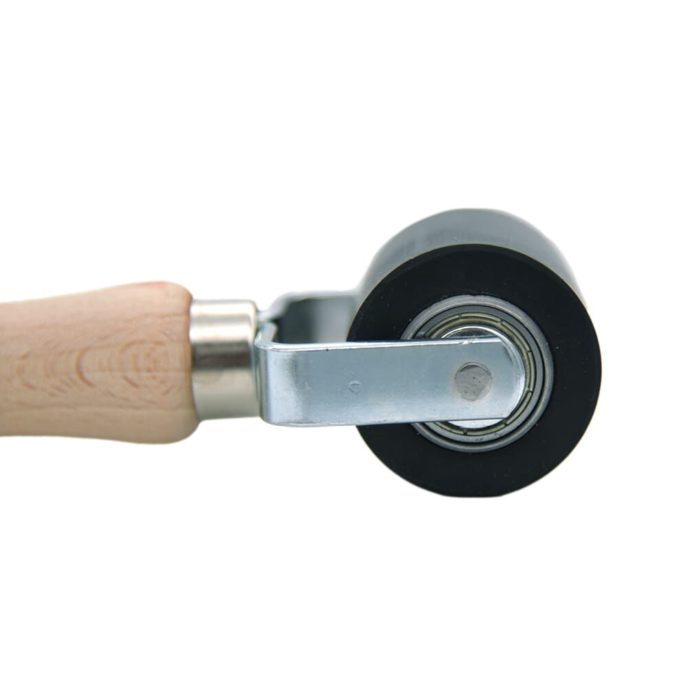 Seitenansicht der Andruckrolle mit Metallachse und schwarzer Walze