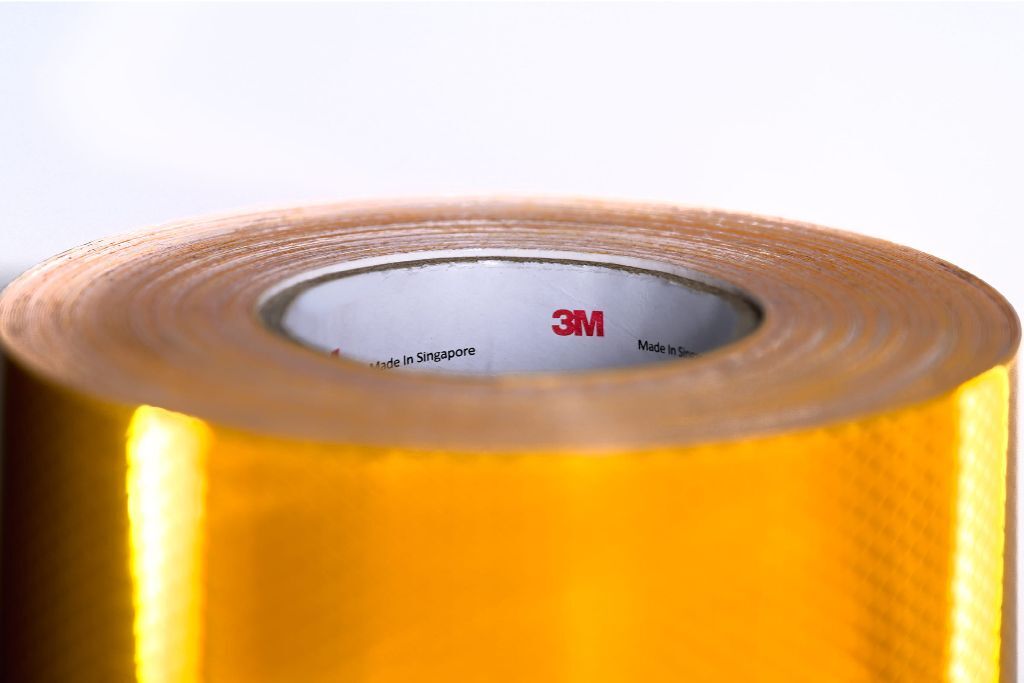 Rollenkern der gelben Verkehrszeichenfolie 3M 4090 mit 3M-Aufdruck