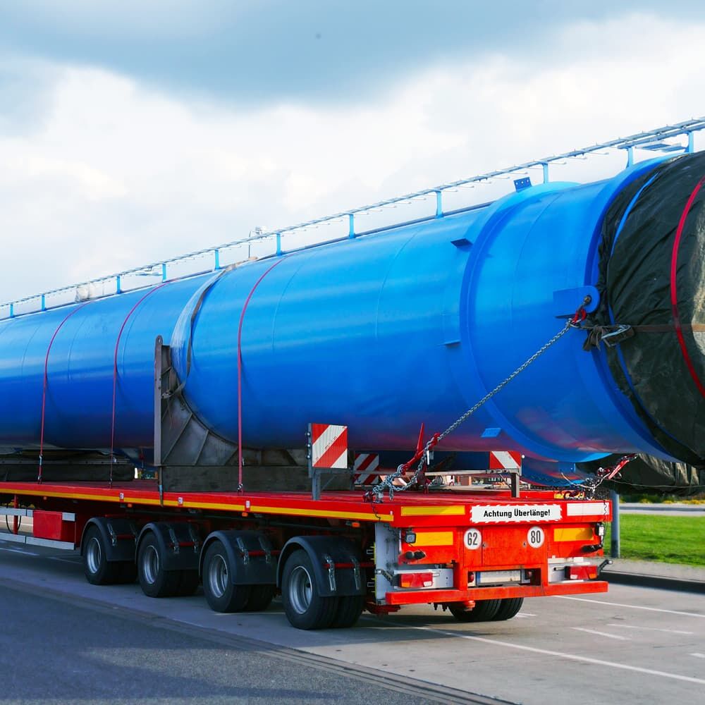 Anwendungsbild: Warntafel am Heck eines Schwertransports mit Überlänge-Ladung