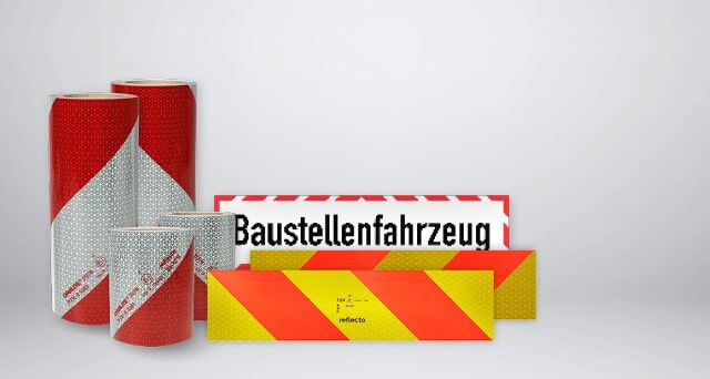 Reflektierende Warnmarkierungsrollen und Schilder für Baustellenfahrzeuge.