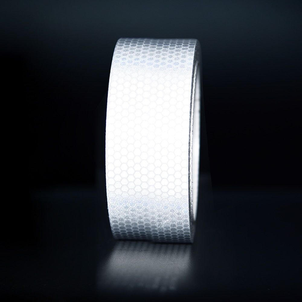 Reflektorband-Rolle in weiß, 40 mm in Dunkelheit, zeigt starke Reflexion