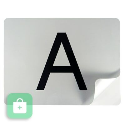 Ein selbsthaftender A-Schild Aufkleber mit sich lösender Ecke unten rechts.