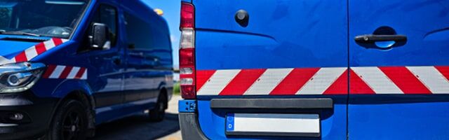 Kfz-Warnmarkierungen im Vergleich Blaue Transportfahrzeuge mit rot-weißen Warnstreifen