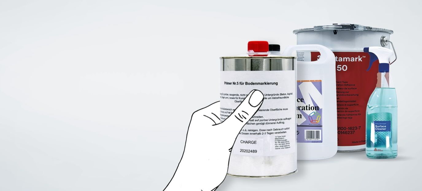 Hand zeigt auf Dose mit Bodenmarkierungs-Primer, umgeben von weiteren Reinigungsbehältern.