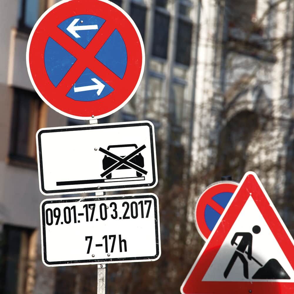 Halteverbot-Schild mit Overlay für Seitenstreifen im Einsatz an Straßenmast