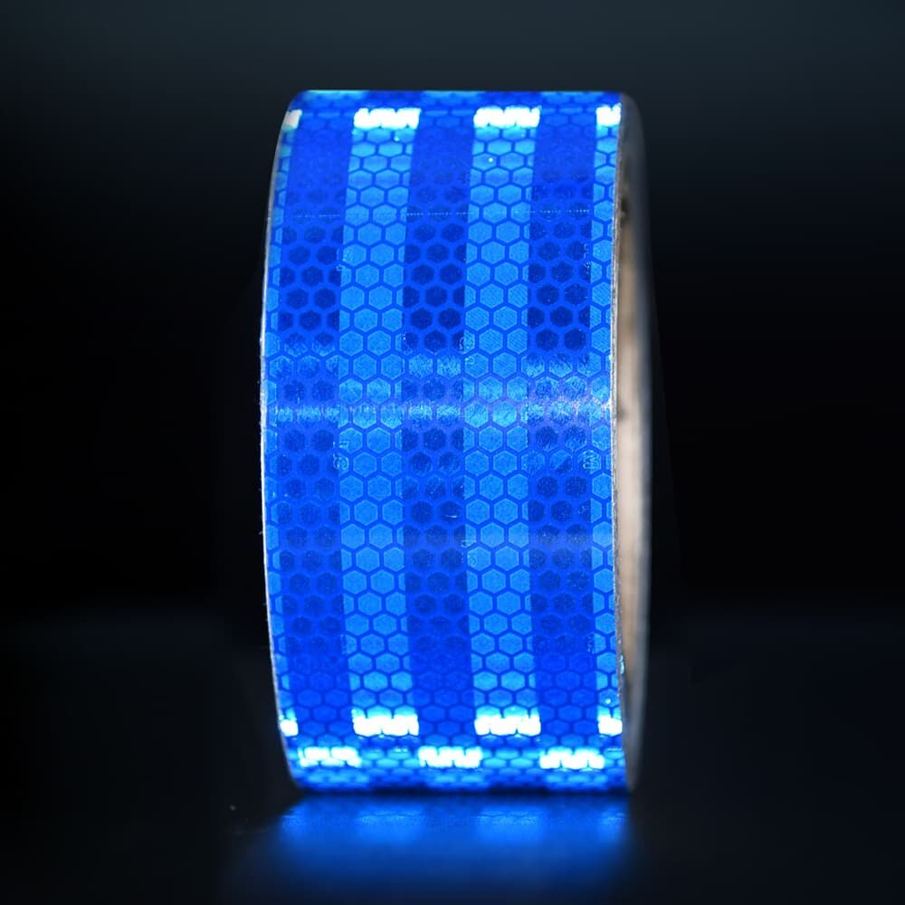 50 mm Rolle 3M Reflexband 823i blau, reflektierend vor dunklem Hintergrund