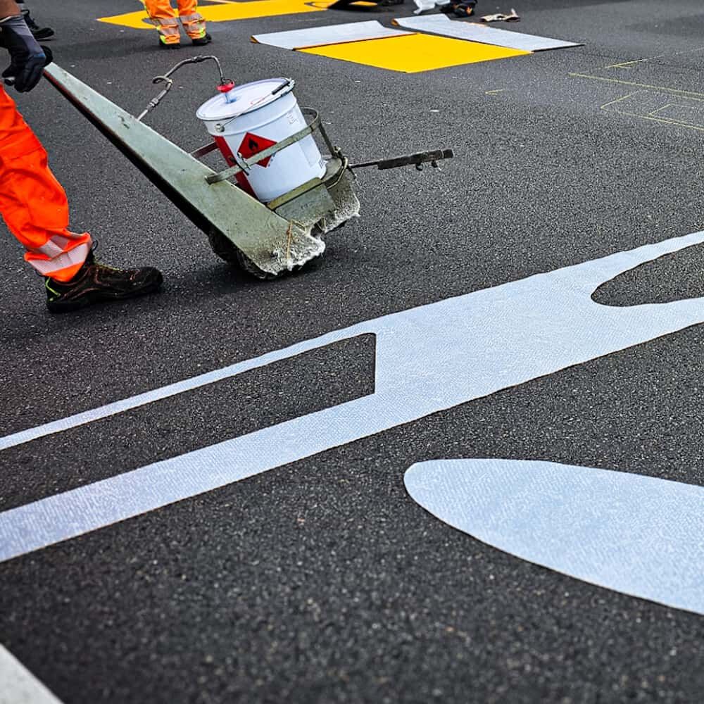 3M PS-98 Grundierungsgerät im Einsatz mit Primer auf weißer Markierungsfolie