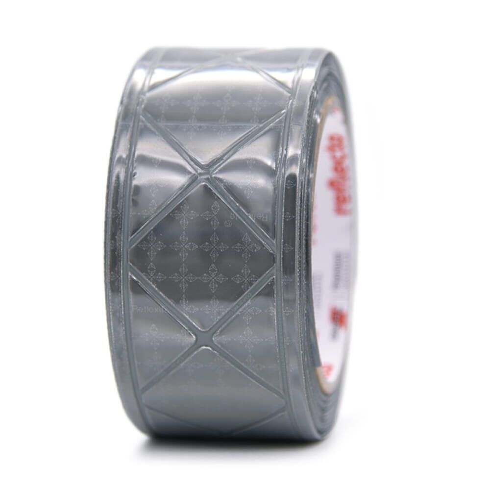 Frontale Ansicht der 5 m Orafol GP340 Rolle, silber. Prismatisches Rautenmuster sichtbar