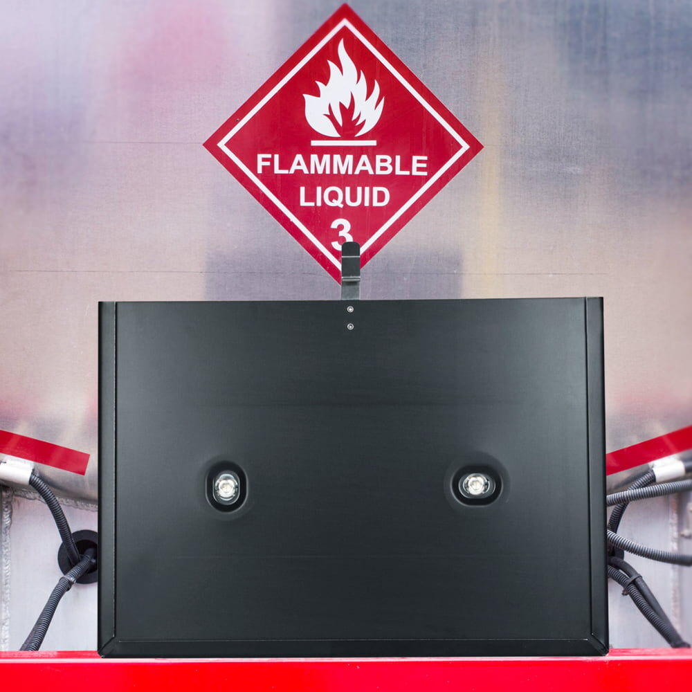 Wechselrahmen am Tankaufbau montiert, unter Gefahrzettel „Flammable Liquid 3“