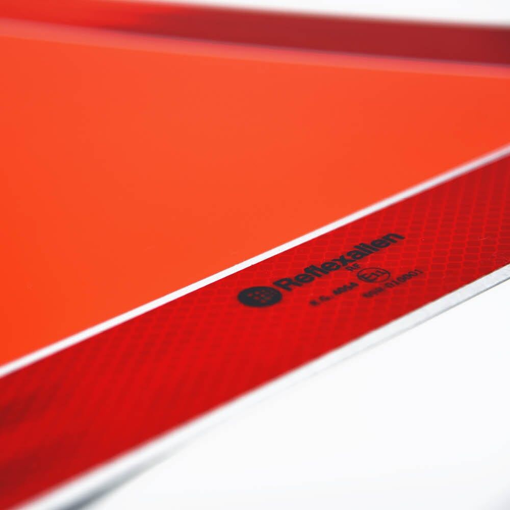 Nahaufnahme des Logos „Reflexallen“ auf rotem Rand der Warntafel