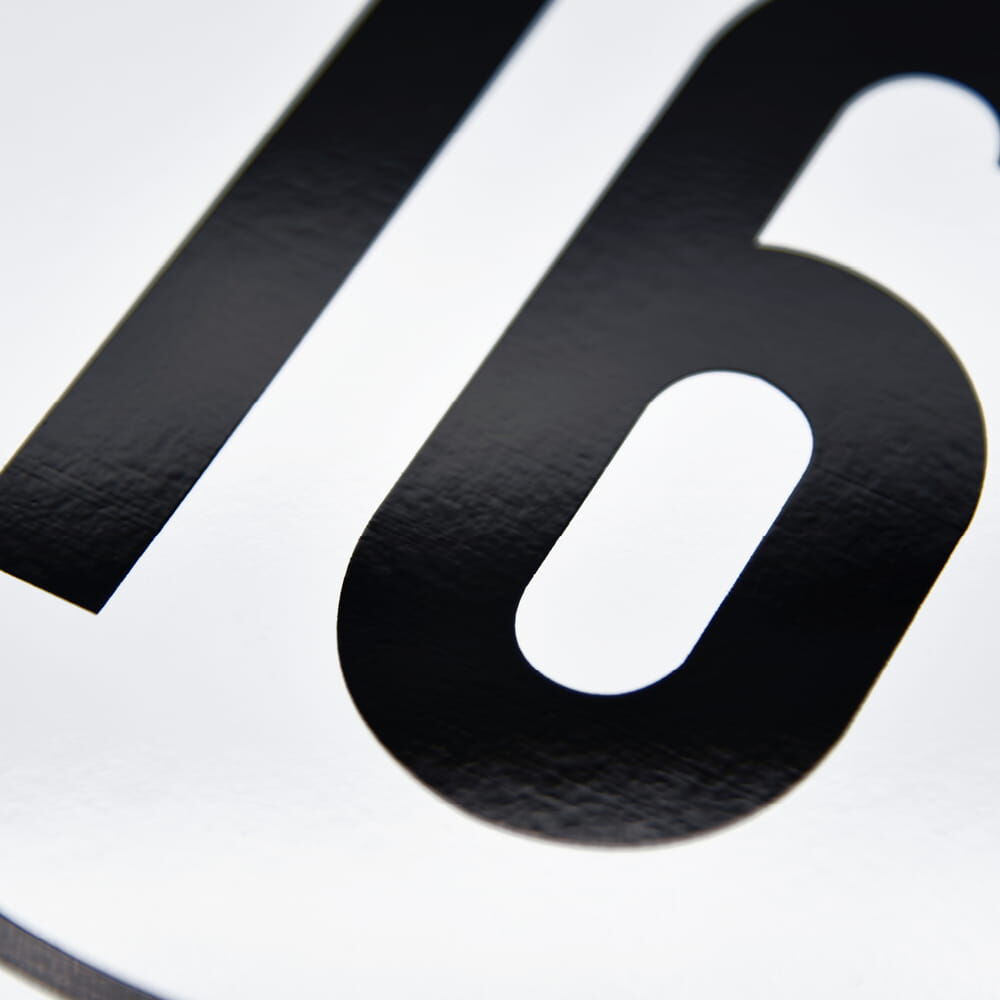 Nahaufnahme der Zahl 16 auf Geschwindigkeitsschild für Deutschland