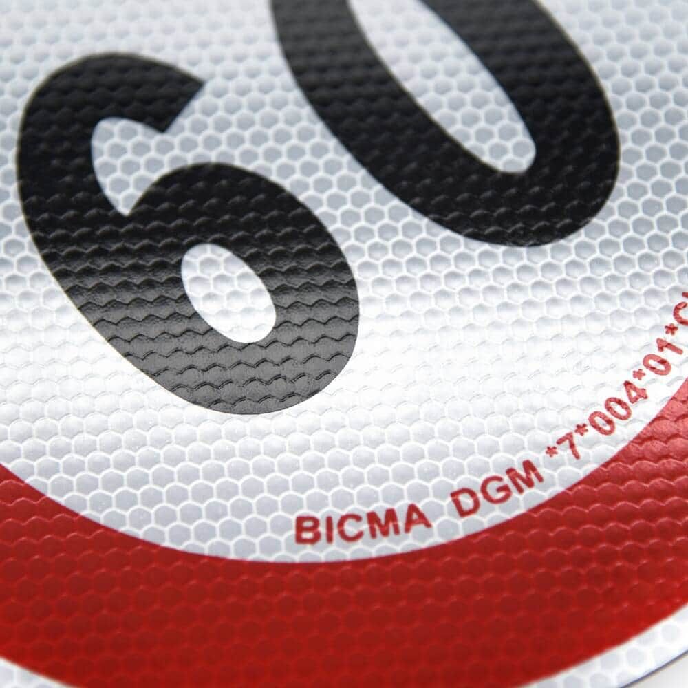 Makroaufnahme der strukturierten Oberfläche mit Aufdruck BICMA und Zahl 60