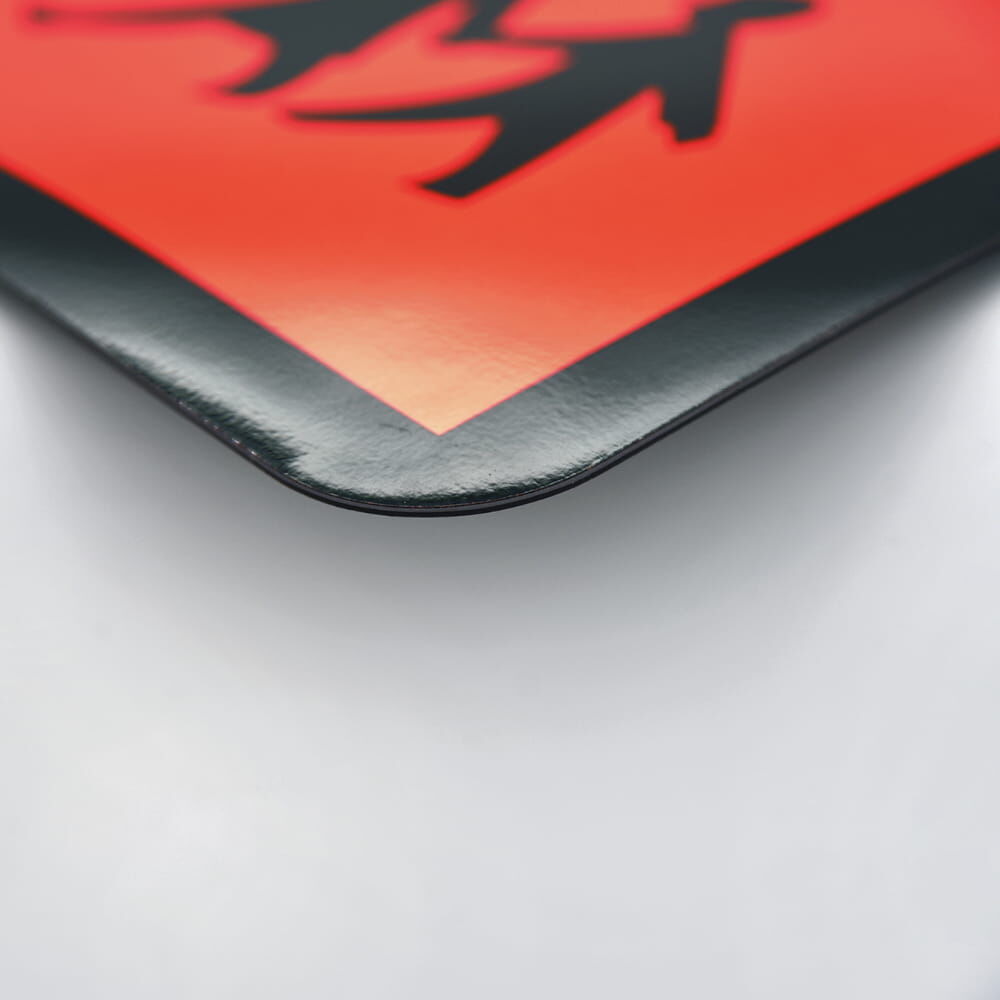 Detailansicht der Schildkante mit dünnem, flexiblem Aufbau