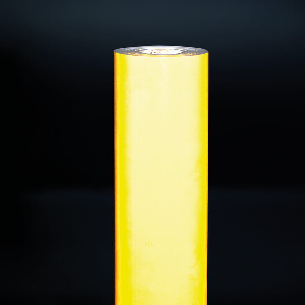 Stark reflektierende ORALITE 5400-Rolle im Dunkelstudio beleuchtet