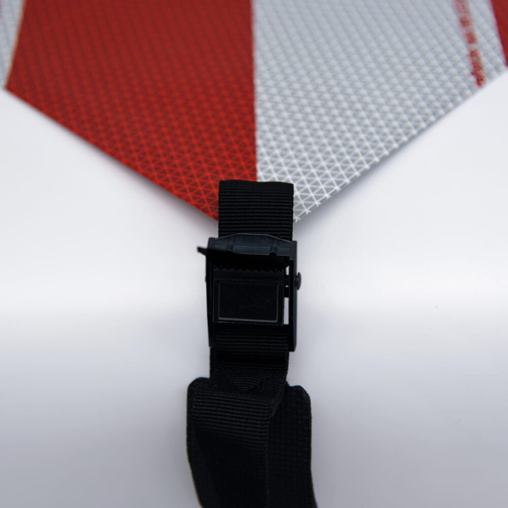 Schnalle des Spanngurts an reflektierendem Schild befestigt