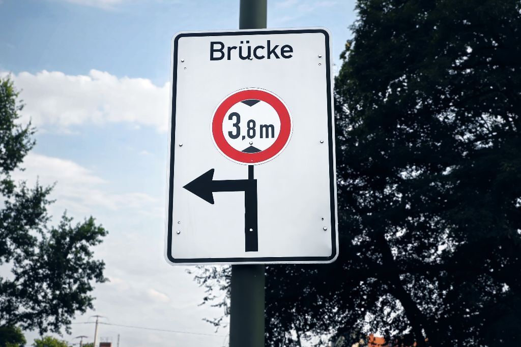 Plantafel mit Overlay für Brücke, Höhenbeschränkung 3,8 m und Linksabbiegen