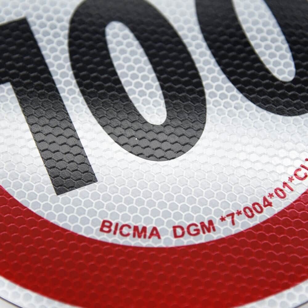 Makroaufnahme der strukturierten Oberfläche mit Aufdruck BICMA und Zahl 100