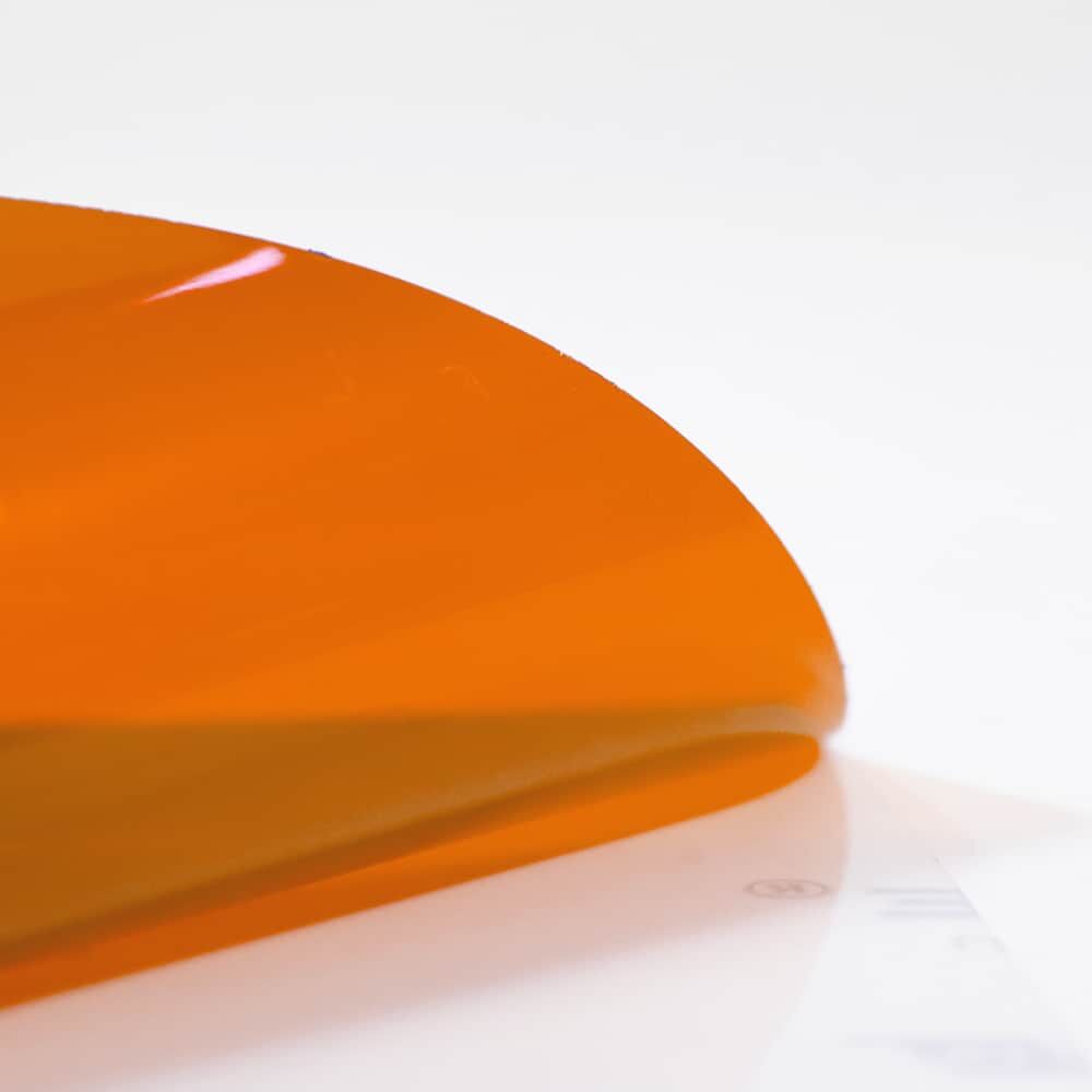 Gerollter Rand der orangenen Overlay-Folie 5061, glänzend auf Weiß