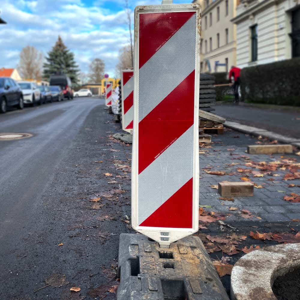 Straßenbaustelle mit Reihe Warnbaken, beklebt mit Orafol 5931M Reflexfolien