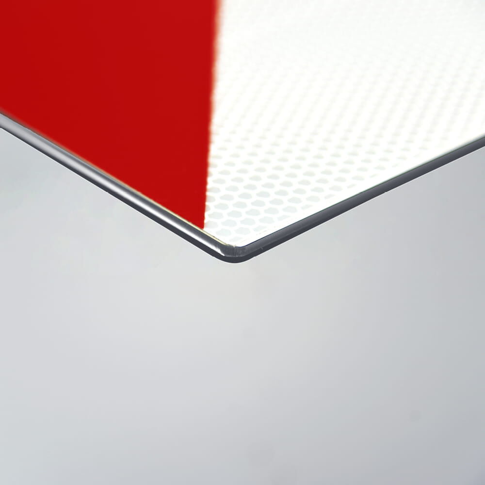Alu-Schild Detail: abgerundete Ecke und Materialkante
