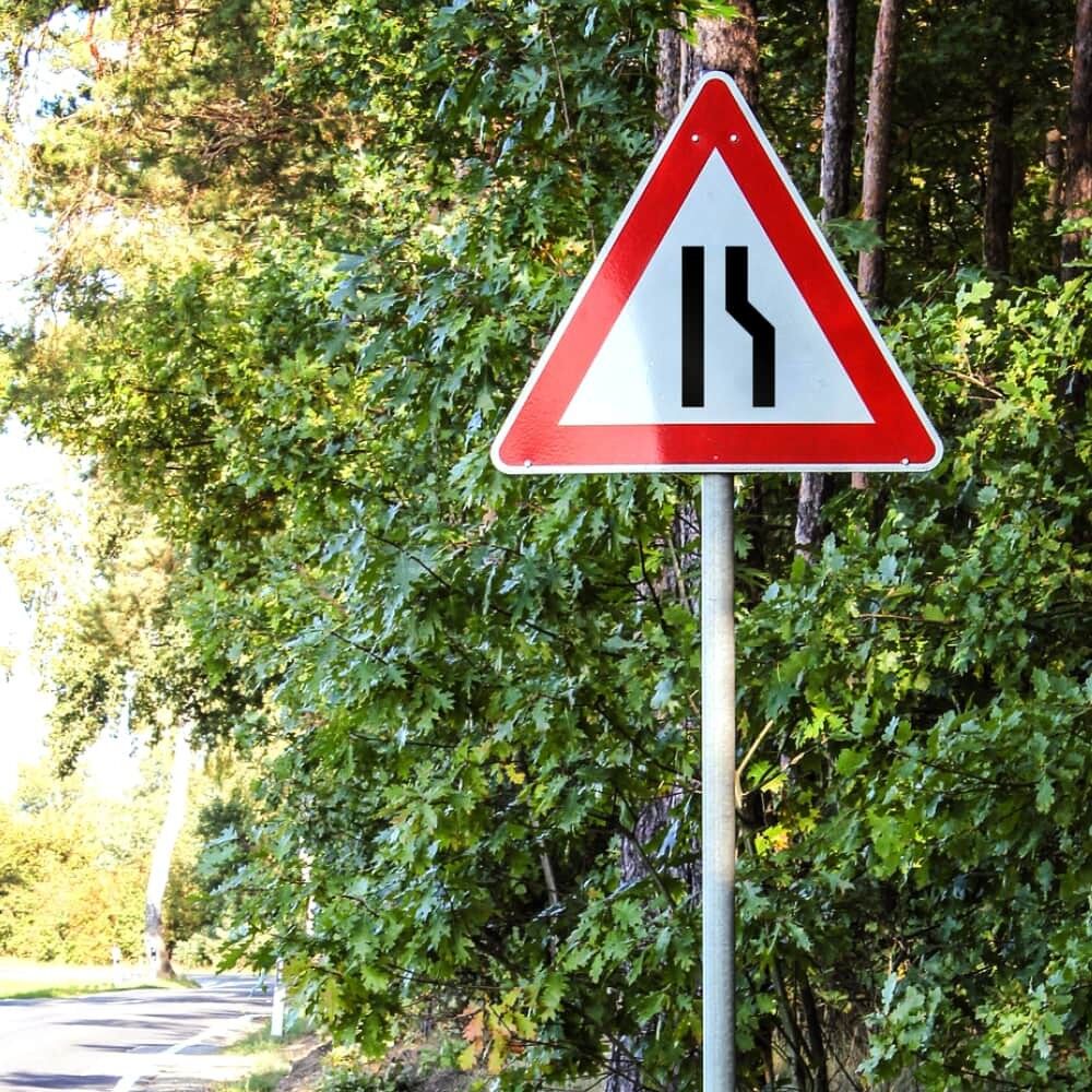 Anwendungsbeispiel Overlay "Einseitig verengte Fahrbahn" auf Verkehrszeichen montiert