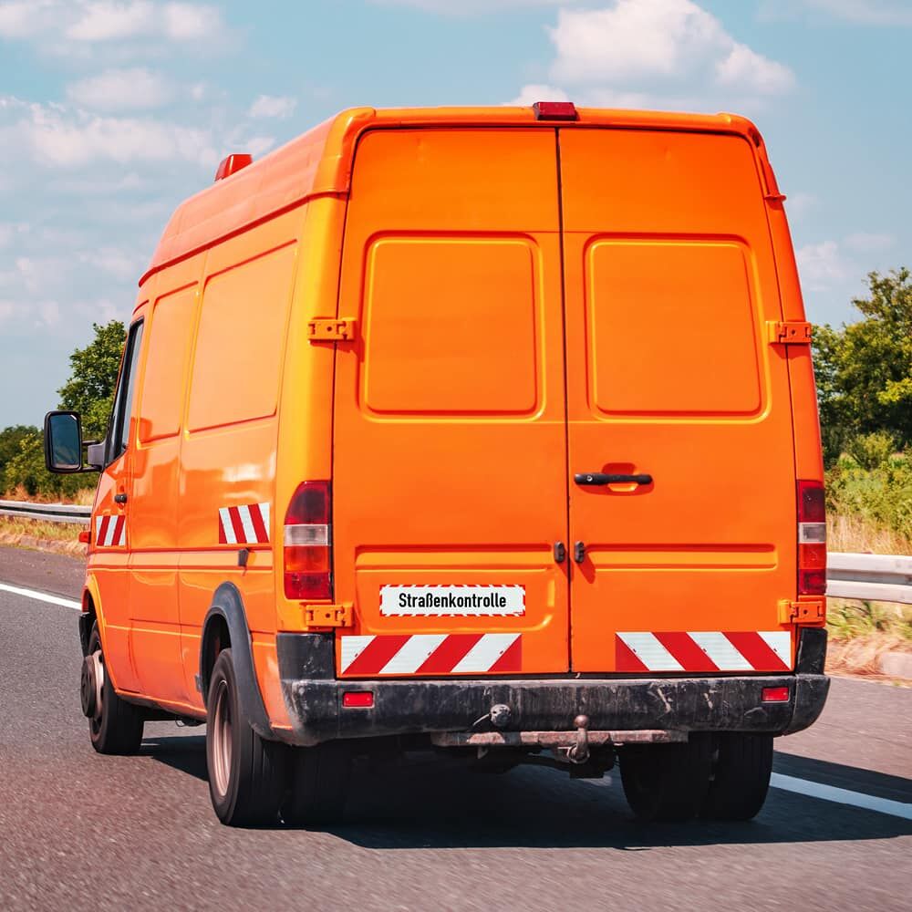 Anwendungsbild: montiertes „Straßenkontrolle“ Hinweisschild am Heck eines Transporters