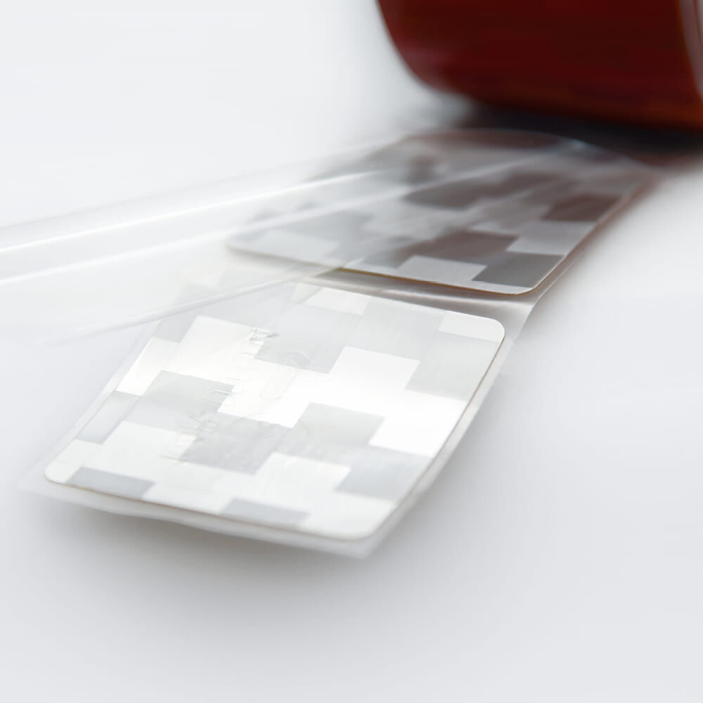 Rückseite reflektierender Konturmarkierungs-Sticker auf Rolle, teilweise abgerollt