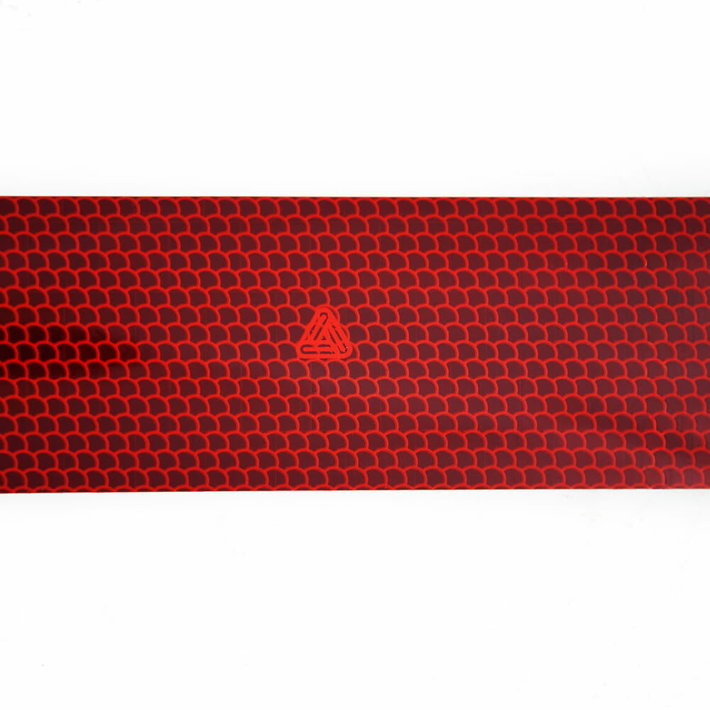 Rotes V-6700B: mikro­prismatische Wabenstruktur mit Avery-Logo im Zentrum