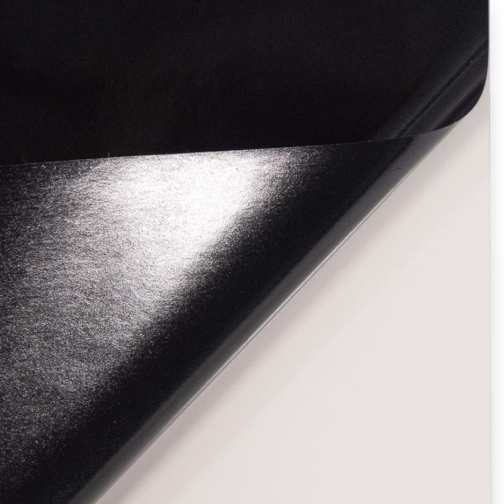 Schwarze 5021-Folie, Ecke abgelöst, zeigt flexible PVC-Schicht