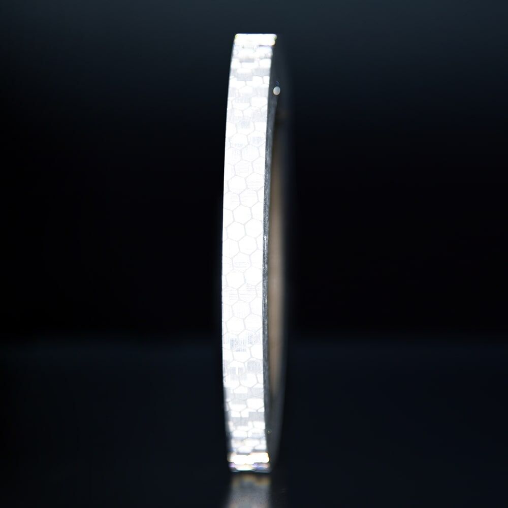 10 mm Rolle Avery Reflexband T-11500 OmniCube weiß, reflektierend vor dunklem Hintergrund
