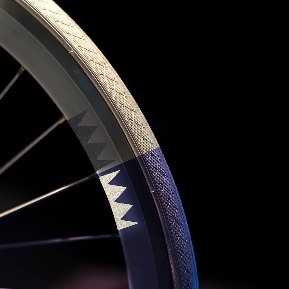 Reflektierender Felgensticker Gezackt auf Fahrradfelge bei Beleuchtung