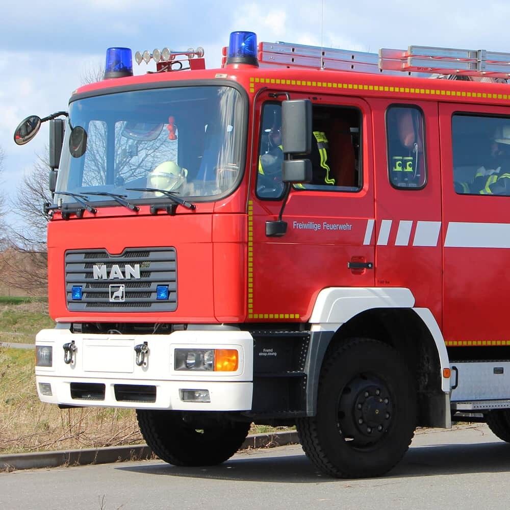 Fluorlime Kontorumarkierung angebracht an Feuerwehrfahrzeug