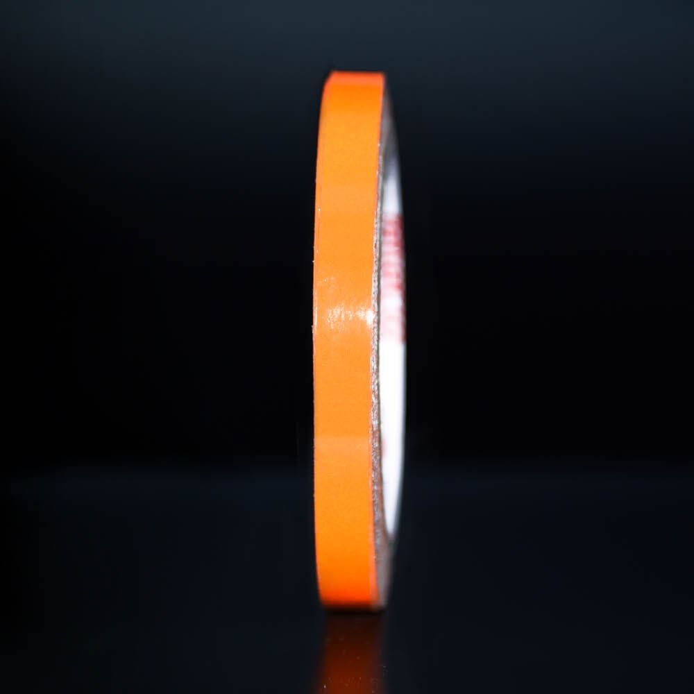 10 mm Rolle Orafol ORALITE Reflexband 5600E orange, reflektierend vor dunklem Hintergrund