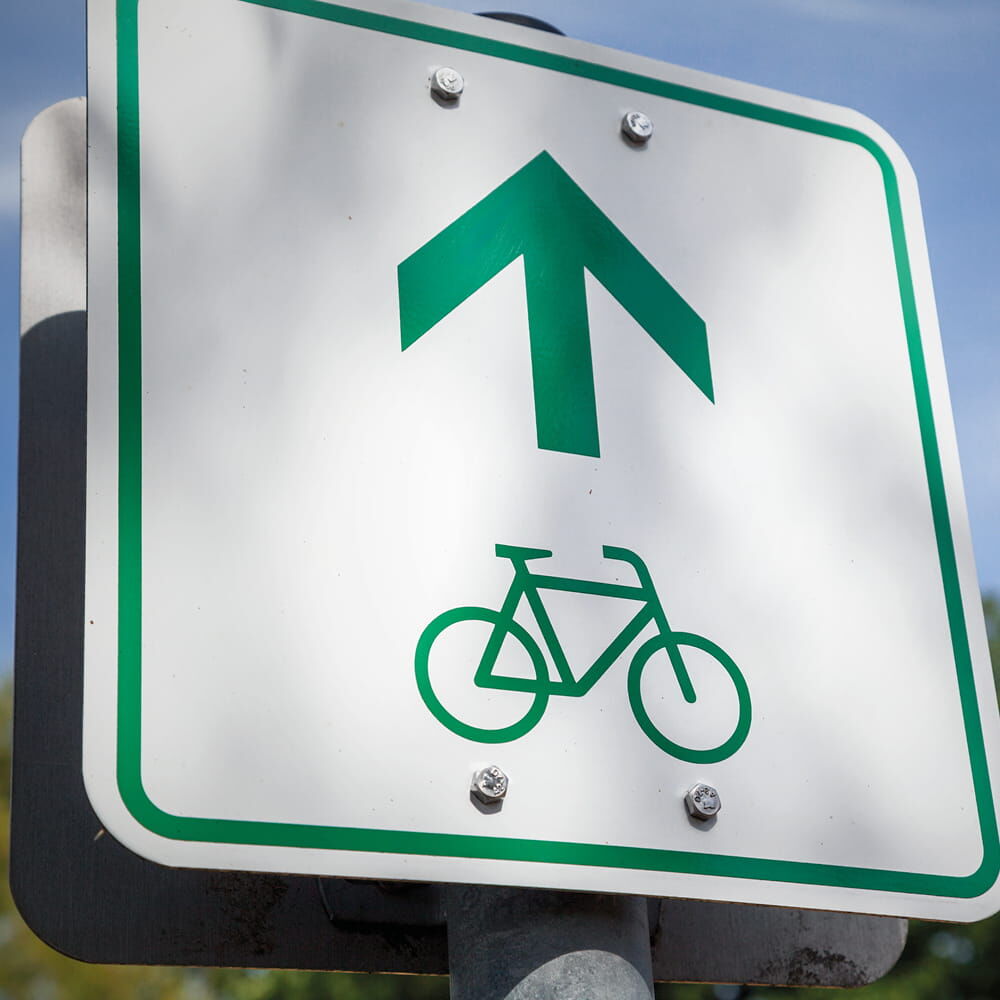 Anwendung: Radweg-Hinweisschild mit Pfeil, gefertigt aus ORALITE 5400