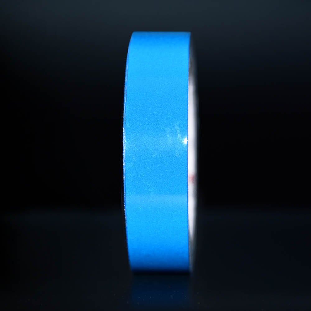 25 mm Rolle Orafol ORALITE Reflexband 5600E blau, reflektierend vor dunklem Hintergrund