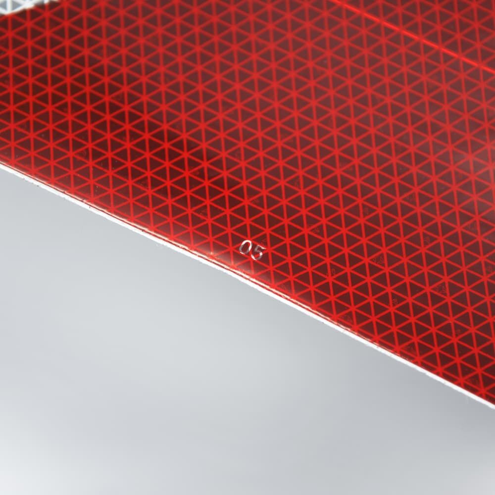 Seriennummer-Detail auf rotem Segment der 5931MCV Reflexfolie
