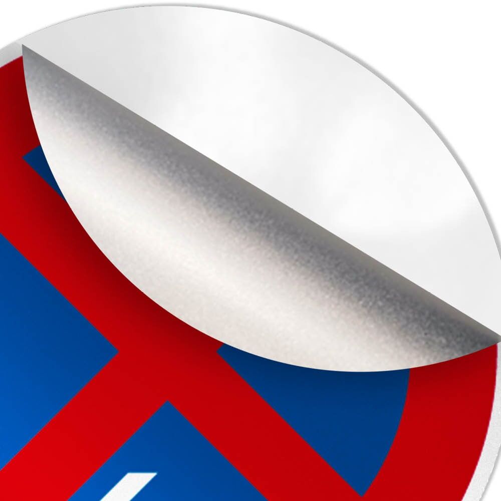 Detail: abziehbare Reflexfolie am Haltverbot-Schild, Ecke abgelöst