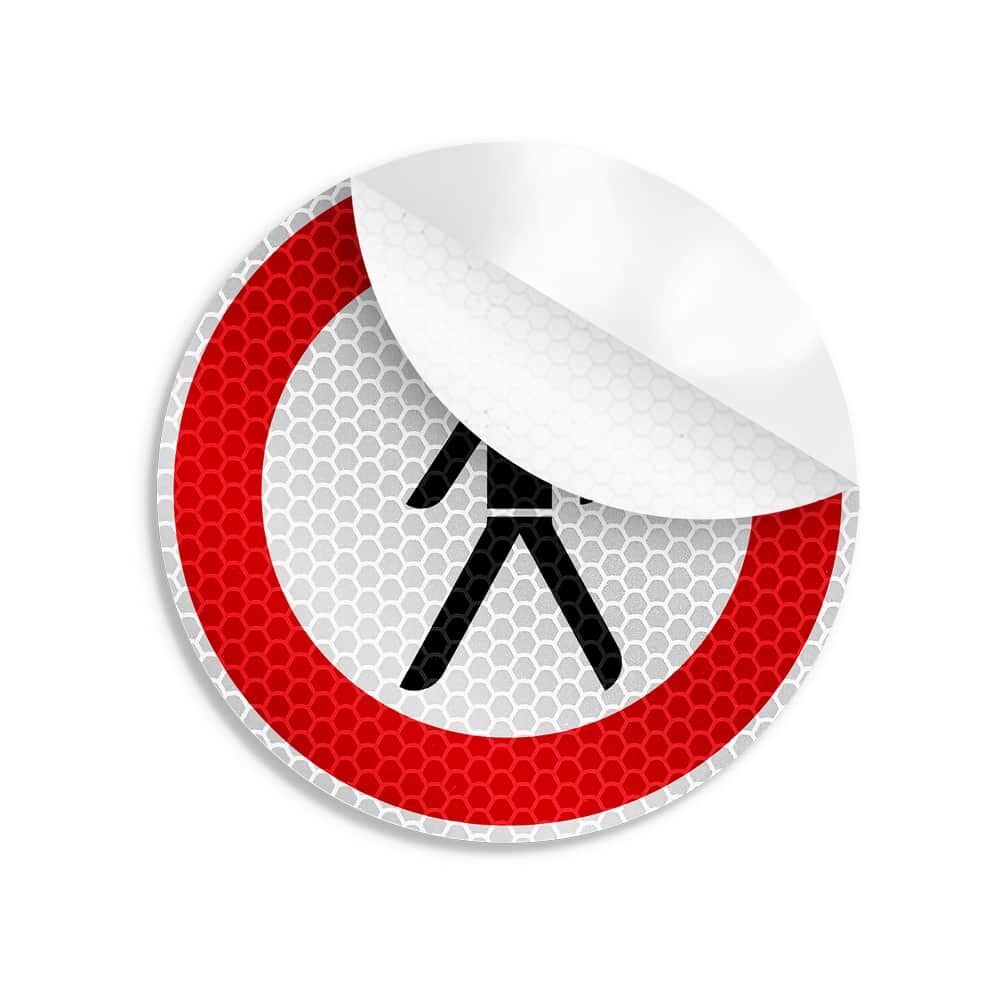 Reflektierender Fußgänger-verboten-Aufkleber mit abgelöster Ecke