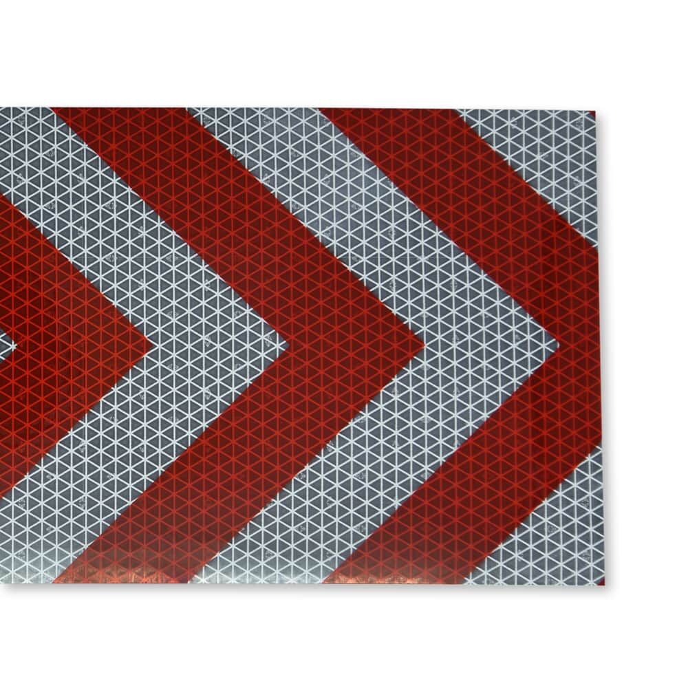 Chevron-Streifen ORALITE 5931M rot/weiß, Pfeil zeigt rechts, Detailansicht