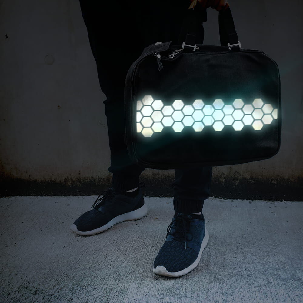 Langer Reflex-Wabenstreifen auf schwarzer Tasche reflektiert für bessere Sicht