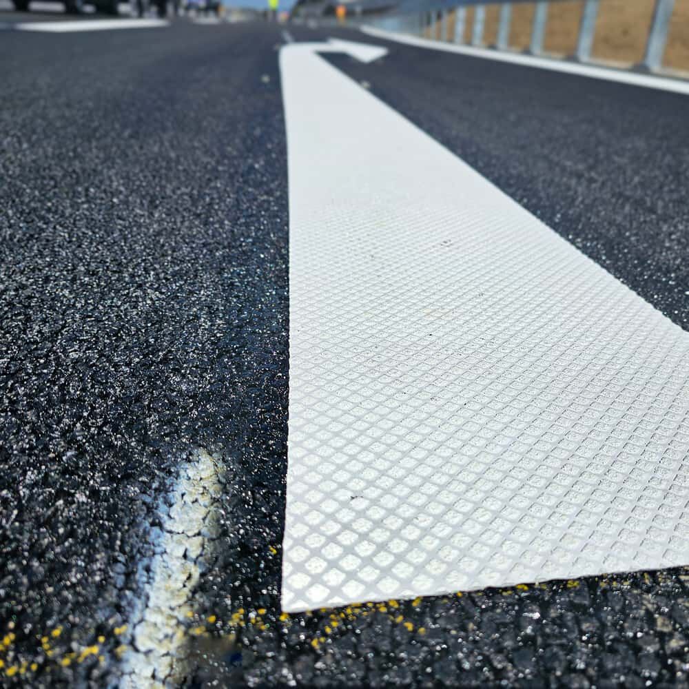 Detailansicht Richtungspfeil aus 3M Stamark A380 auf frischem Asphalt