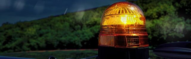 Scheinwerfer und Leuchten gemäß § 52 StVZO Leuchtender orangefarbener Rundumwarnleuchte auf Fahrzeugdach bei Dämmerung