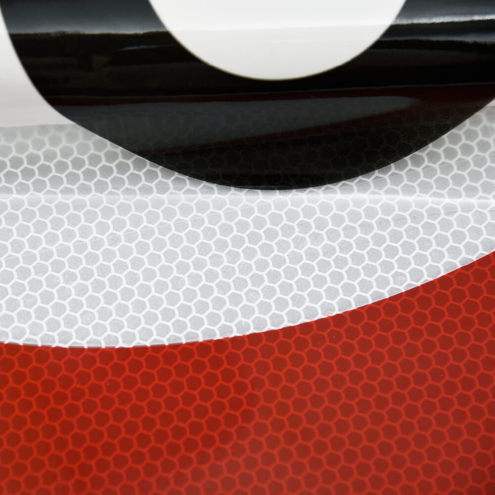 Wabenmuster des Schilds unter der transparenten Overlay-Folie sichtbar