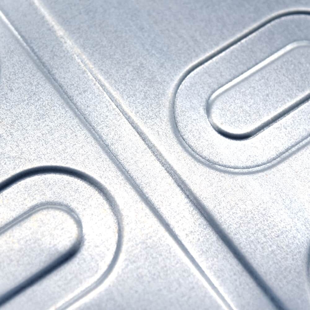 Nahaufnahme der Rückseitenprägung der Aluminiumtafel 30 / 1202