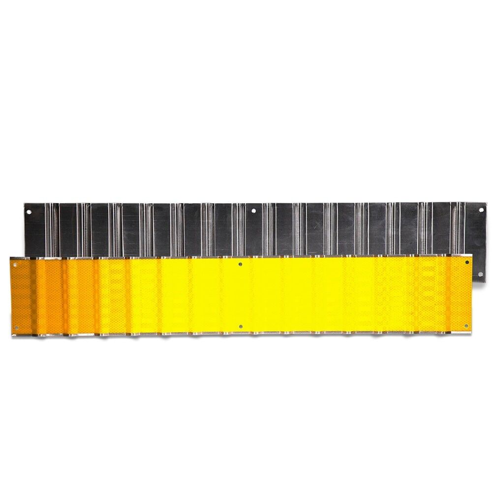 Gelbes Reflex-Panel auf schwarzem Trägerblech, Vorder- und Rückseite gezeigt