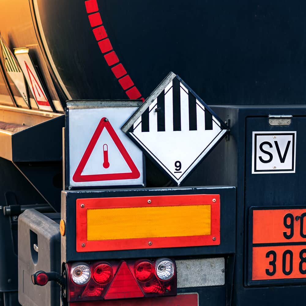 120 mm SV-Schild am Tankauflieger zwischen Gefahrzetteln montiert