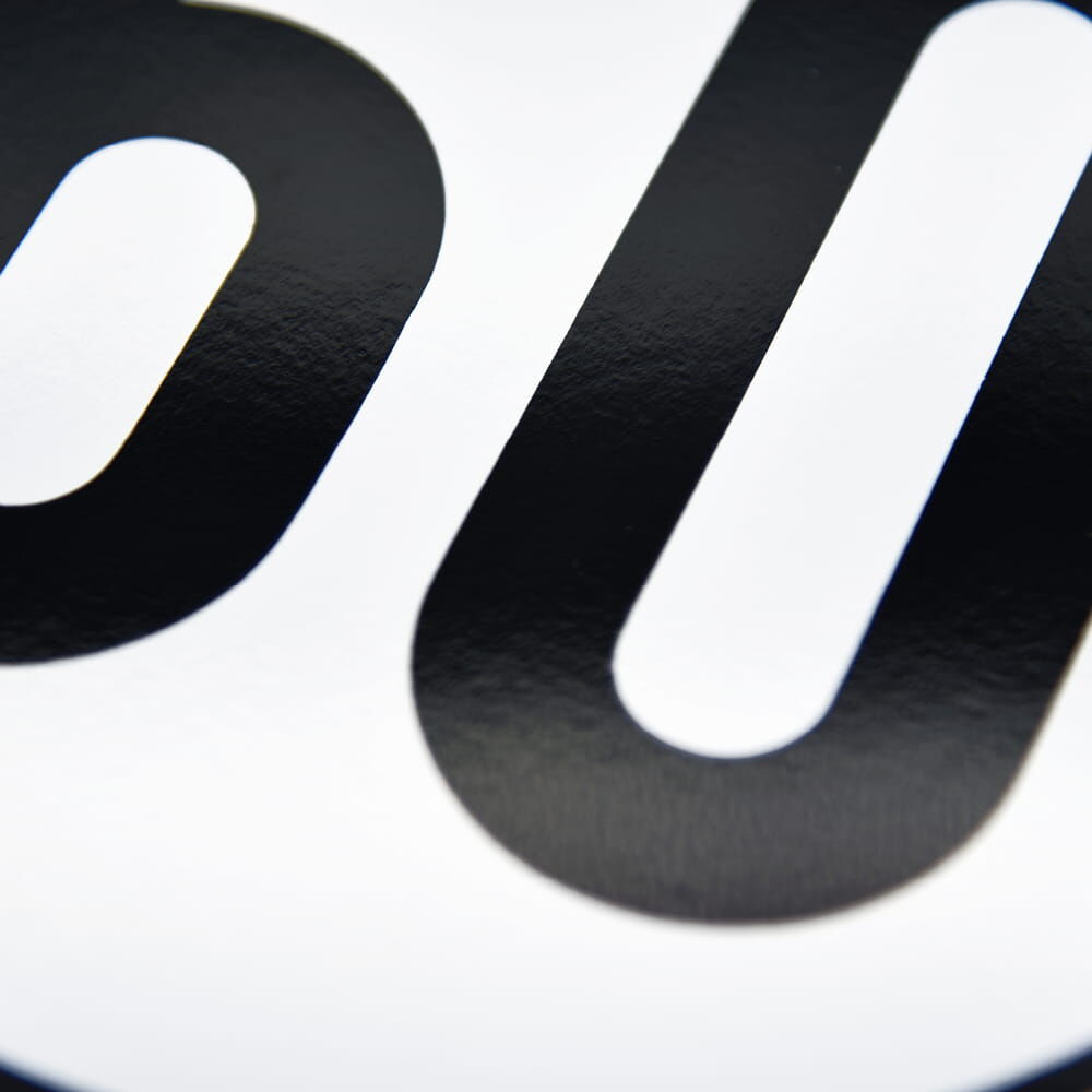 Nahaufnahme der Zahl 60 auf Geschwindigkeitsschild für Deutschland