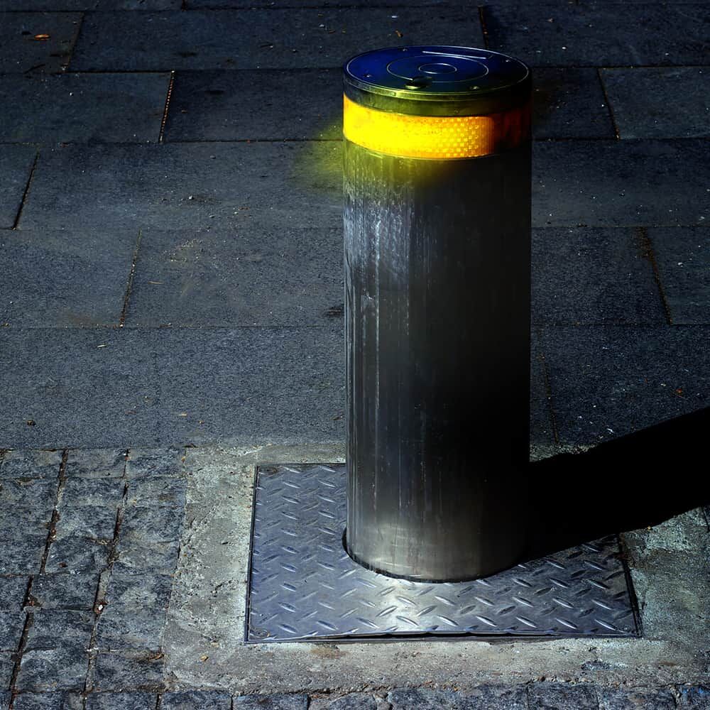 Edelstahl-Poller mit gelbem Avery T-7500B Reflexband reflektiert für Sichtbarkeit bei Nacht
