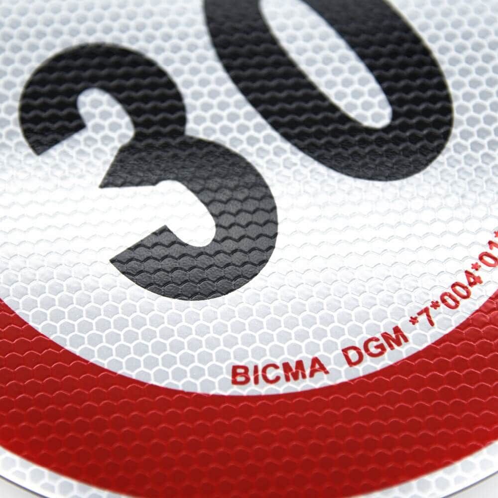 Makroaufnahme der strukturierten Oberfläche mit Aufdruck BICMA und Zahl 30